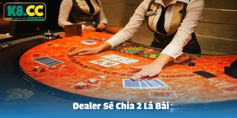 Dealer sẽ chia hai lá bài cho mỗi người chơi tại K8CC